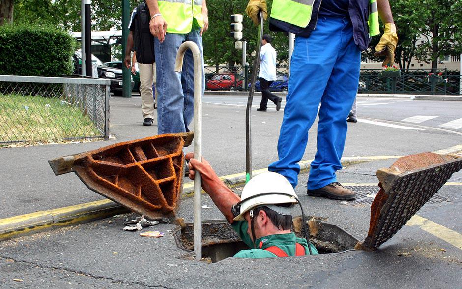 déboucher les wc avec une bouteille Paris 10